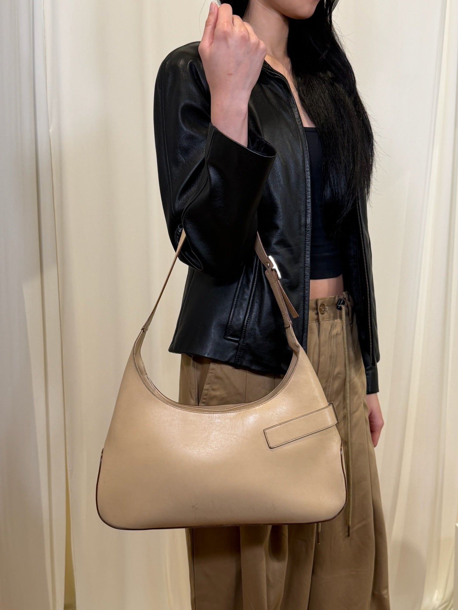 Ferragamo Gancini Hobo shoulder bag ‘Cream’￼