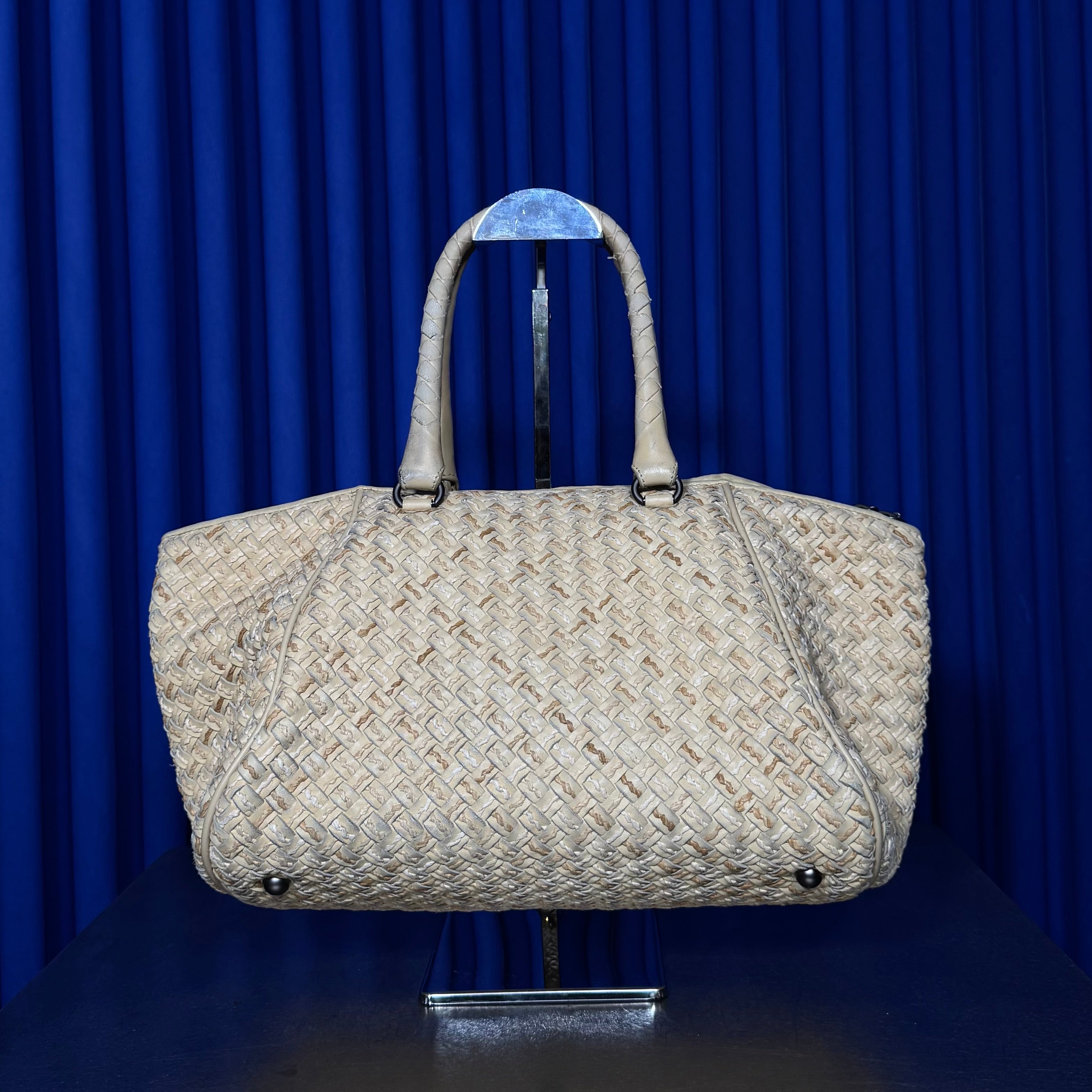 09 BOTTEGA VENETA INTRECCIATO NAPPA WITH RAFFIA