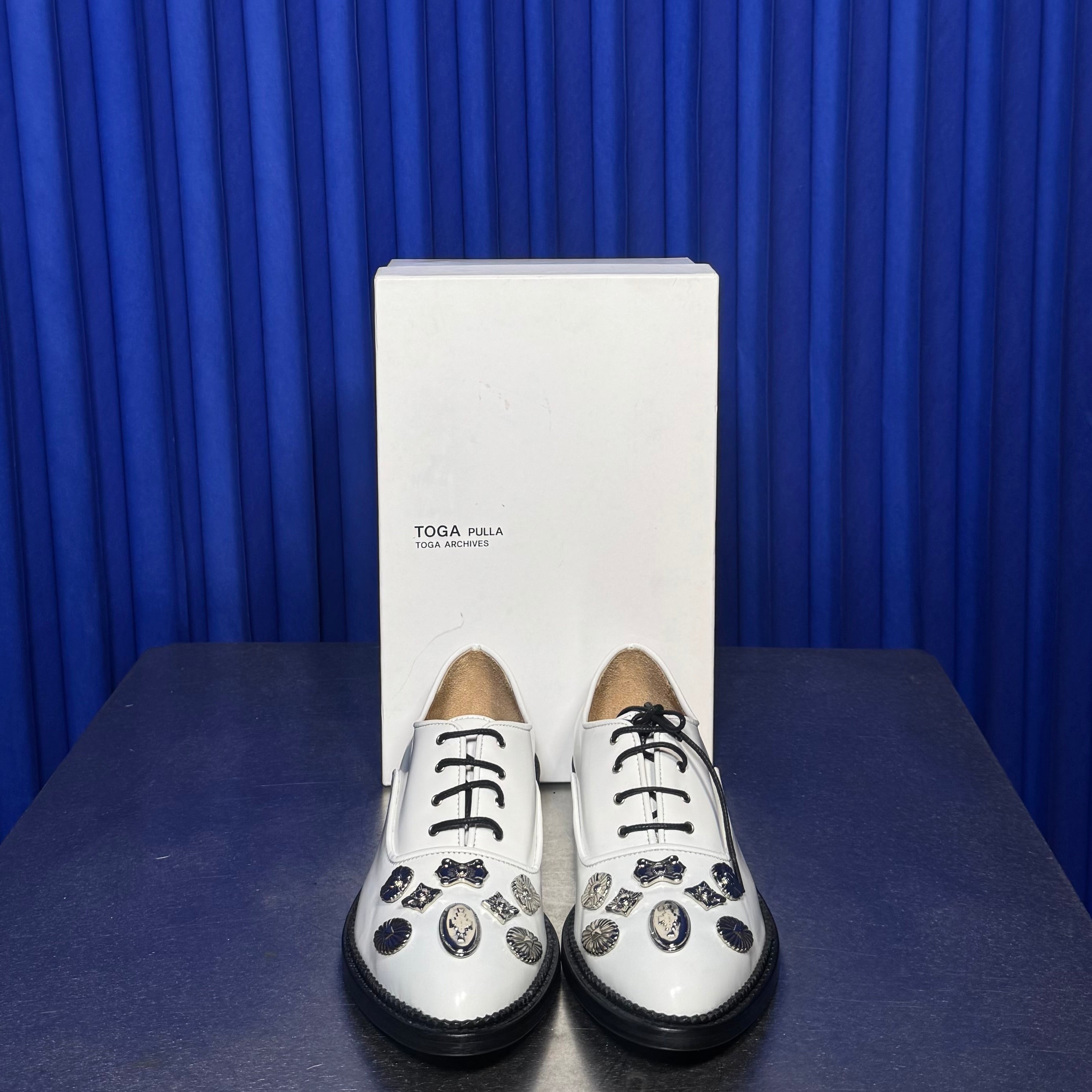 TOGA PULLA EMBELLISHED OXFORD