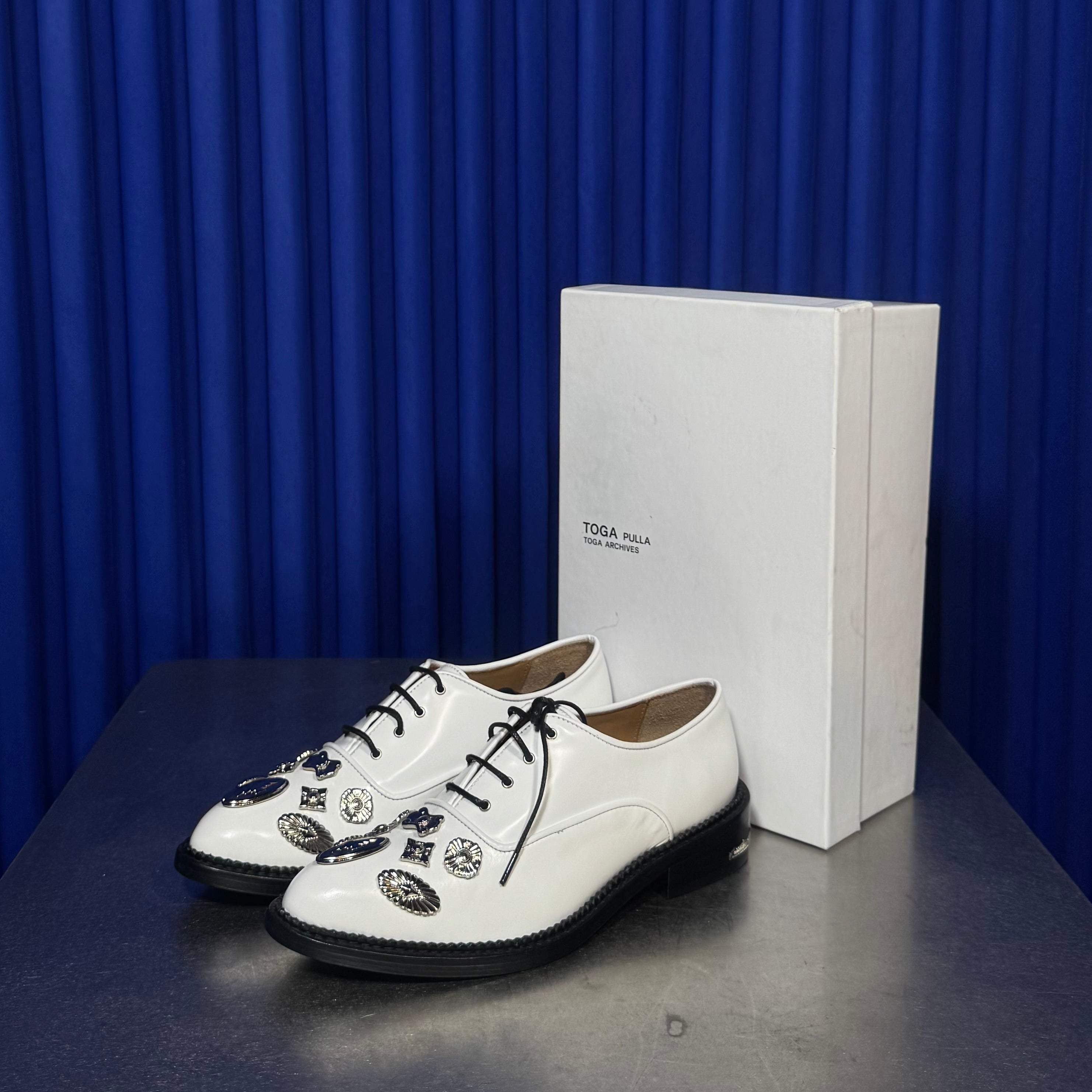 TOGA PULLA EMBELLISHED OXFORD