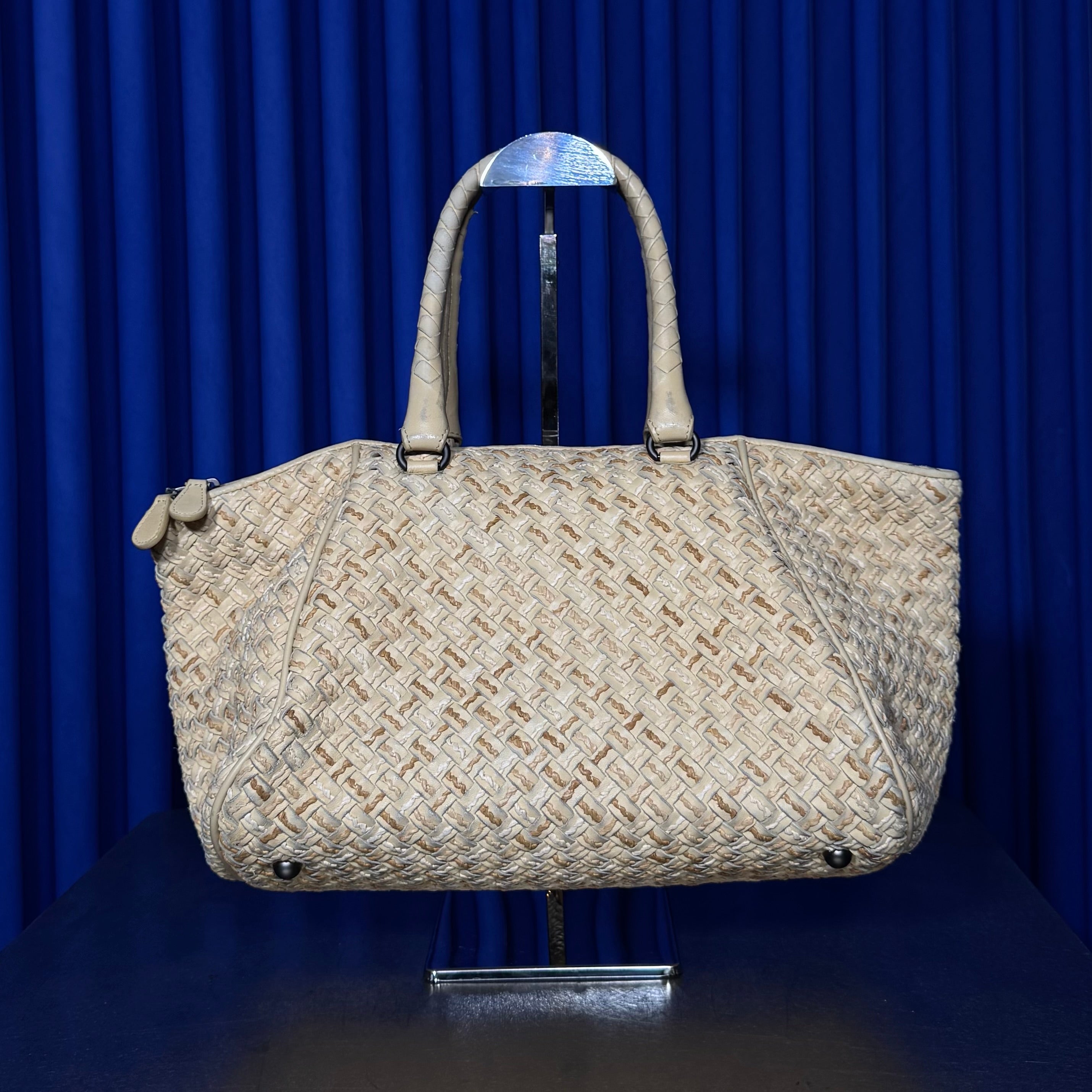 09 BOTTEGA VENETA INTRECCIATO NAPPA WITH RAFFIA