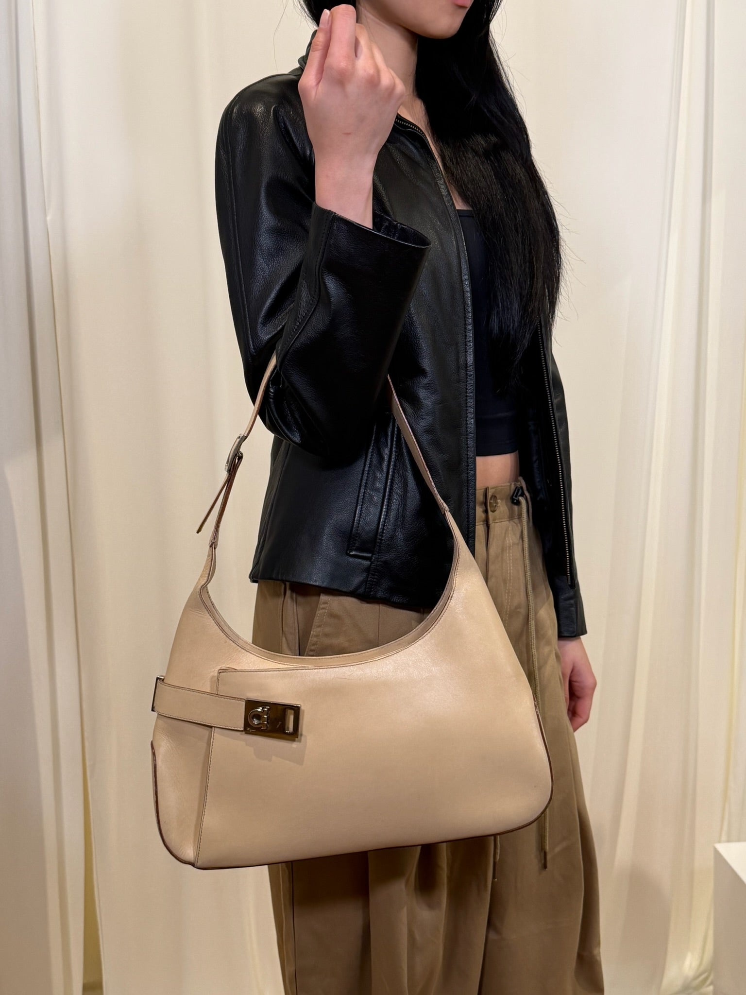 Ferragamo Gancini Hobo shoulder bag ‘Cream’￼